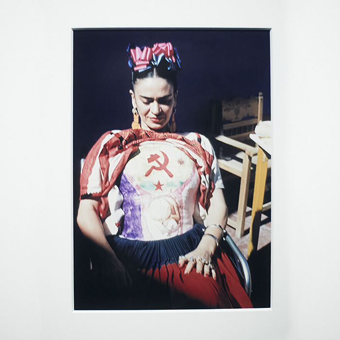 Frida Kahlo con un rebozo rojo y una prenda con el motivo de la hoz y el martillo