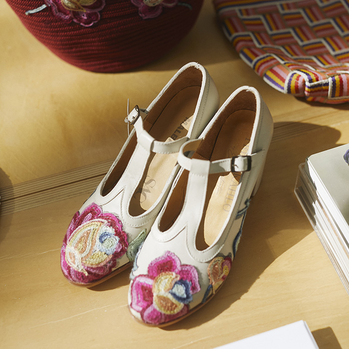 Zapatos blancos bordados con flores