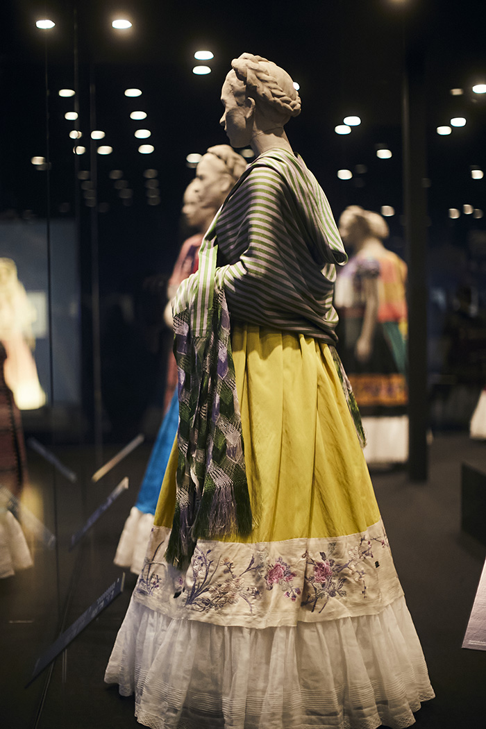 Maniquí con vestido amarillo en una vitrina